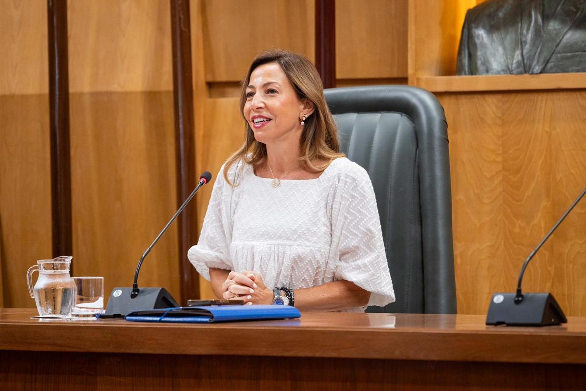 La alcaldesa de Zaragoza, Natalia Chueca, en el pleno de este jueves.