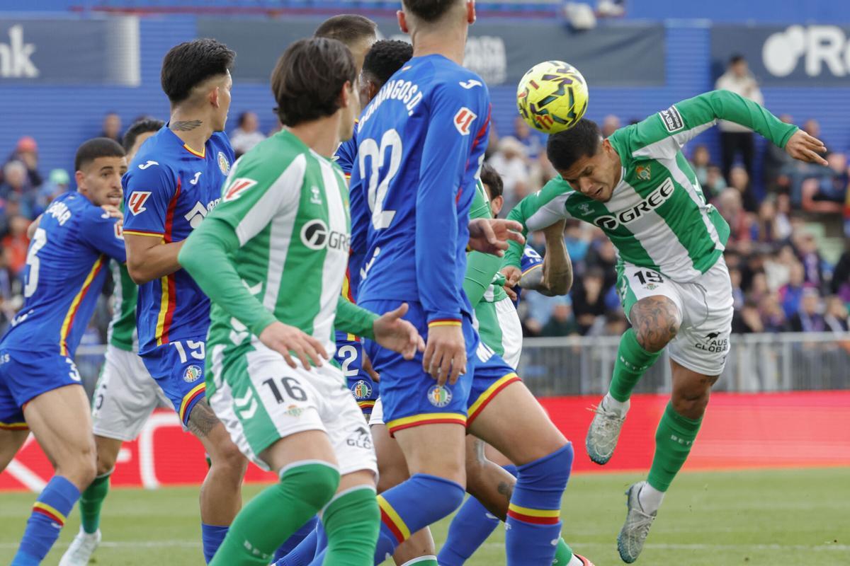 El delantero colombiano del Betis Cucho Hernández (d) intenta un remate.