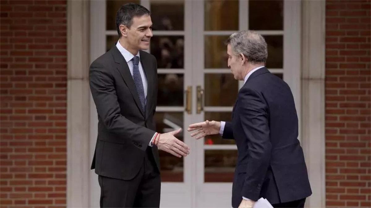 El presidente del Gobierno, Pedro Sánchez, y el líder del PP, Alberto Núñez Feijóo, en Moncloa antes de su encuentro para abordar el gasto en defensa.
