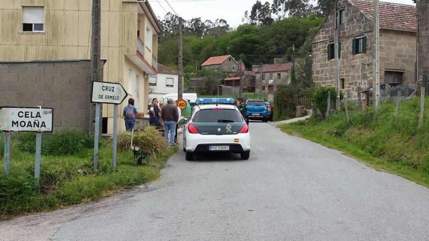 Guardia Civil, vecinos y familiares, en el lugar donde tuvo lugar la agresión. // G.Núñez