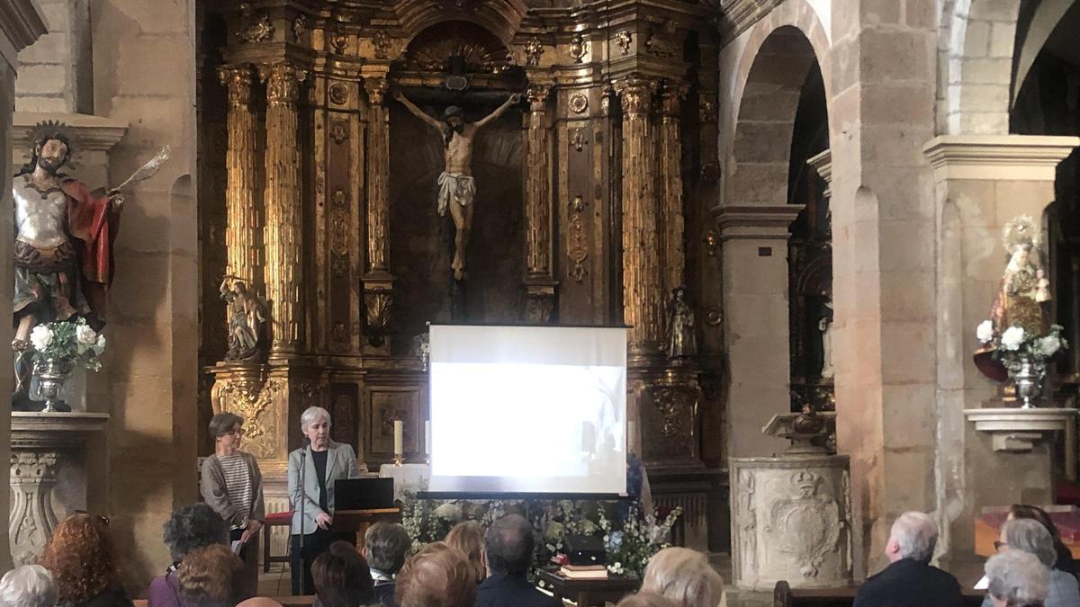 Las restauradoras presentan el Plan Integral de Conservación de Bienes Muebles de San Tirso.
