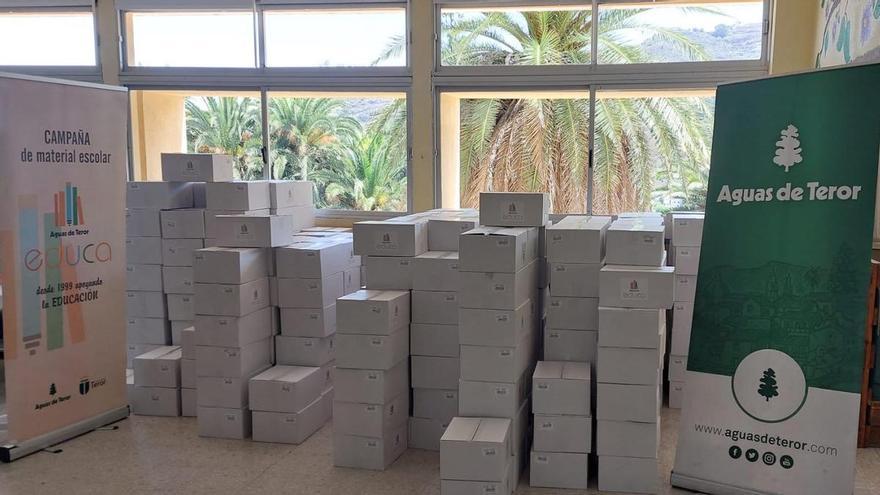 El Ayuntamiento de Teror entrega material educativo gratuito a 630 escolares del municipio en el inicio del curso