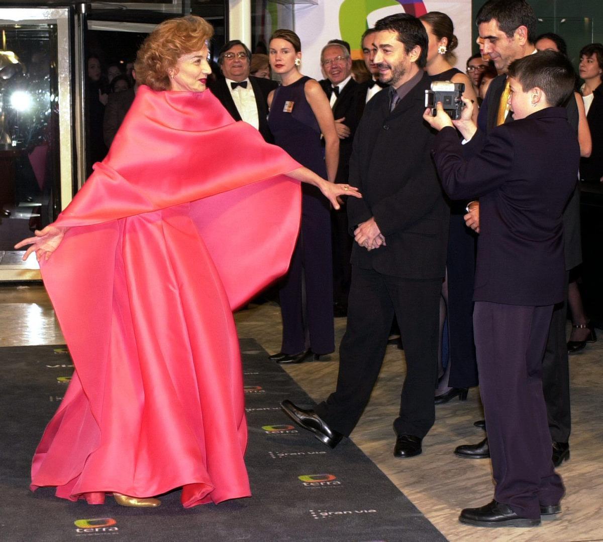 Marisa Paredes, espectacular, en la gala de los Goya de 2001.