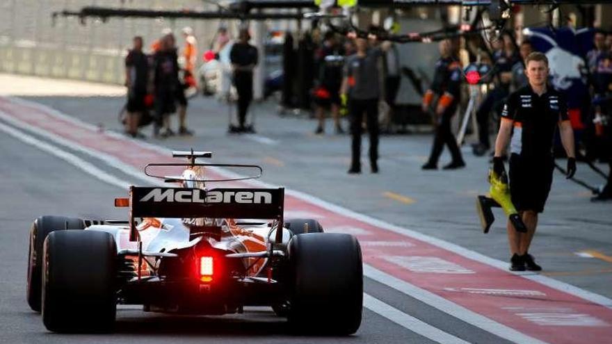 Alonso conduce por el pit lane, ayer en Sochi. // /Yuri Kochetkov