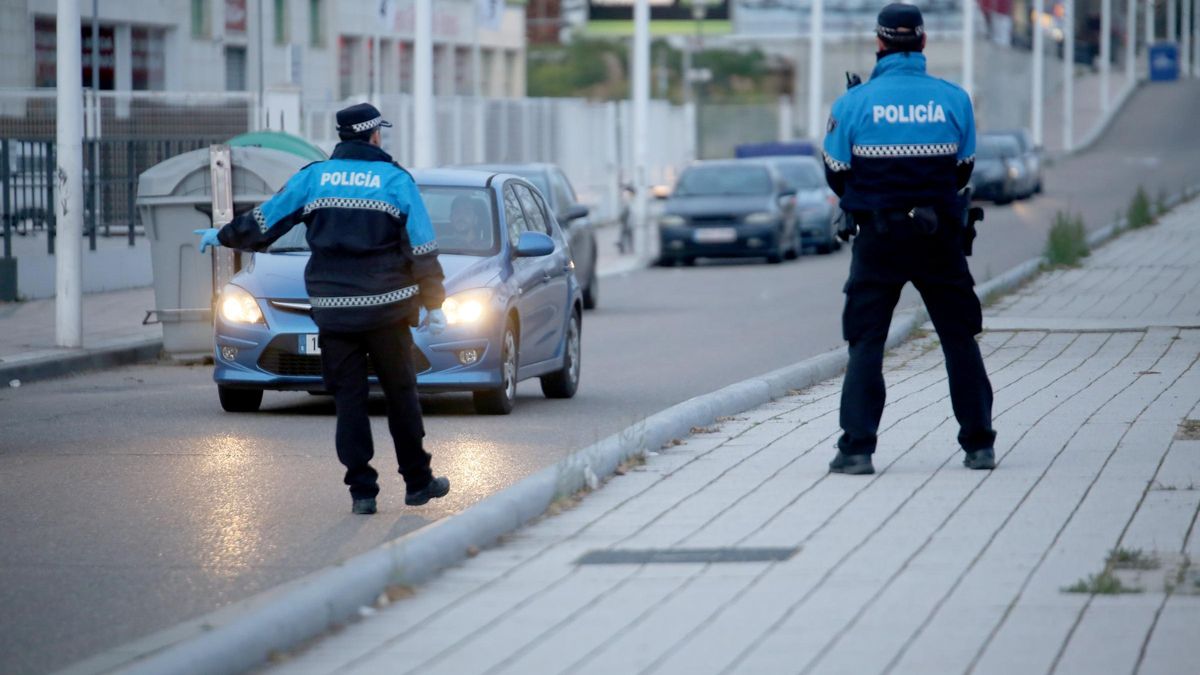 Dos policías locales controlando el tráfico.