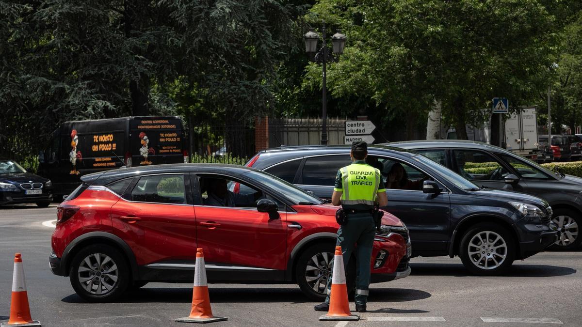 Recibe una multa más alta que su salario este verano por enfriar el coche y refrescarlo por la ola de calor: la Guardia civil extrema la vigilancia