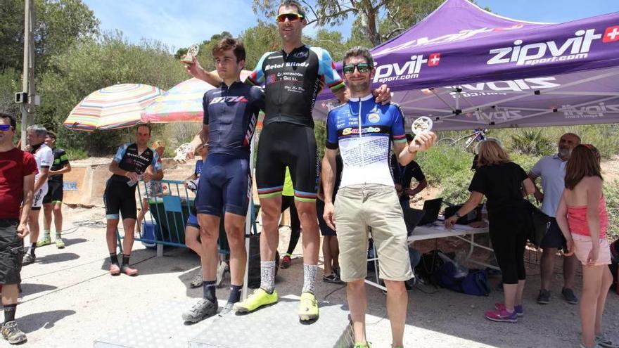 Bernat Trías, David Muntaner y Antoni Pascual en el podi del Trofeu Consolació de Santanyí.