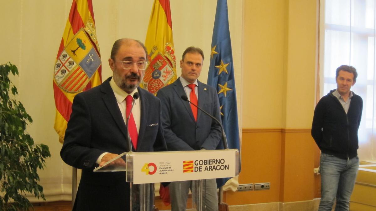 El presidente de Aragón, Javier Lambán, el alcalde de Andorra, Joaquín Bielsa, y el fundador de la empresa JV20 Forest, Juan Velayos.