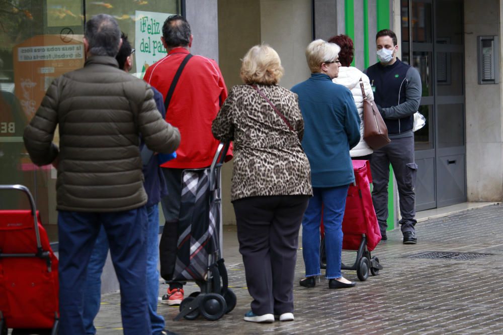 Colas en supermercados y farmacias de València por seguridad