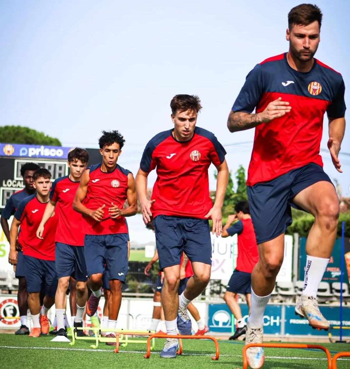 El primer dia de pretemporada de l'Escala, amb algunes de les cares noves.