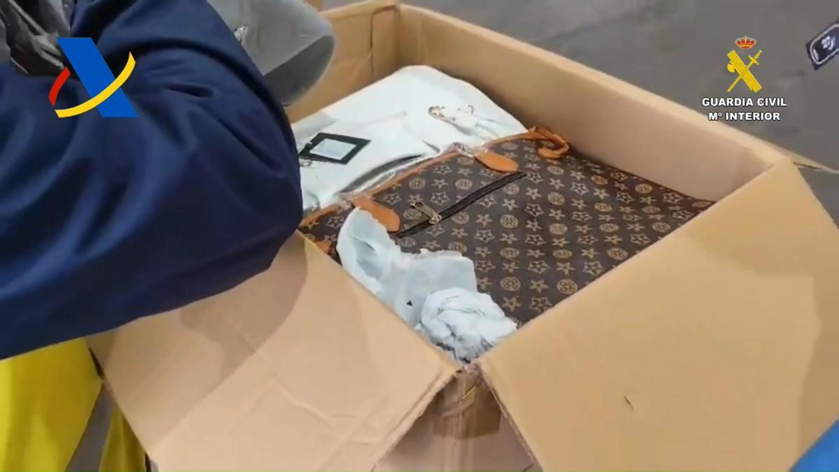 El recuento final eleva a 60.000 los falsos bolsos de lujo confiscados en contenedores de Vigo