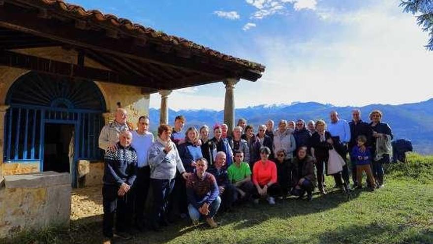 Los vecinos, junto a la capilla.