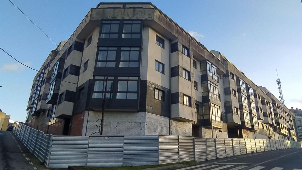 Edificio de Méndez Búa en el que la Sareb ha atajado defectos y pagado la valla y ejecutará la acera. |   // L. O.