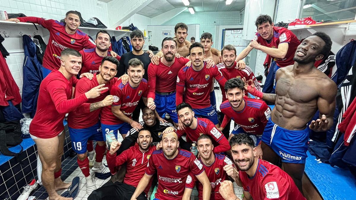 Los jugadores del Teruel celebran en el vestuario la victoria ante el Manresa.