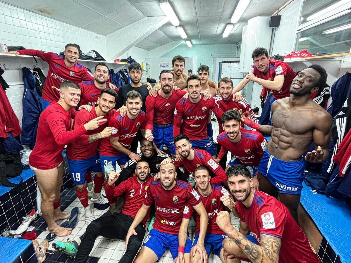 Los jugadores del Teruel celebran en el vestuario la victoria ante el Manresa.