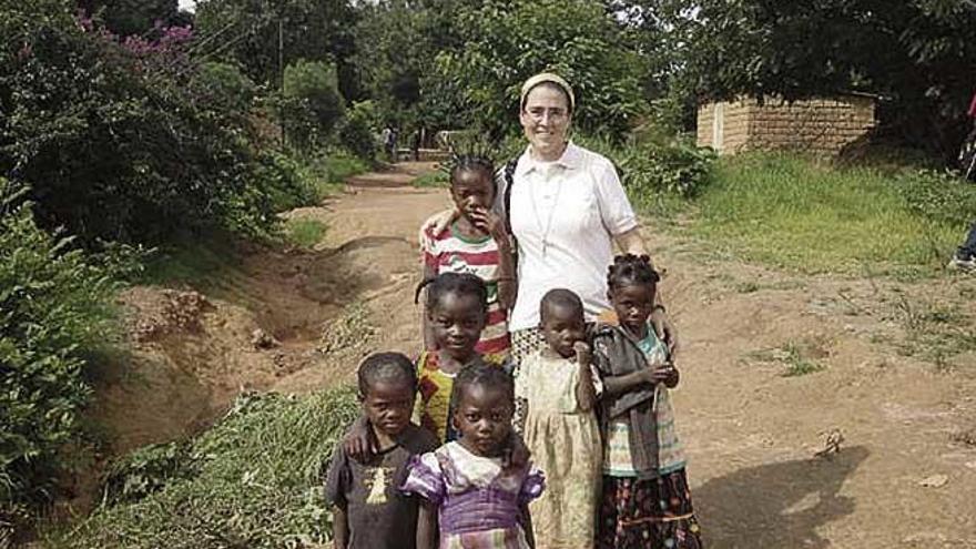 Victoria Braquehais, con un grupo de niños en Camerún.