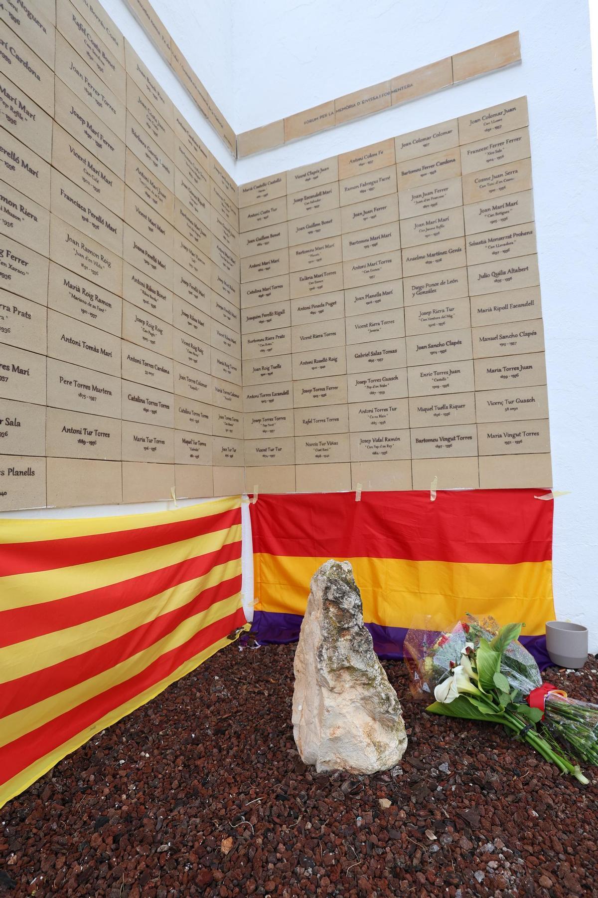 Las imágenes del acto realizado en Ibiza en memoria de las víctimas de la Guerra Civil y la dictadura