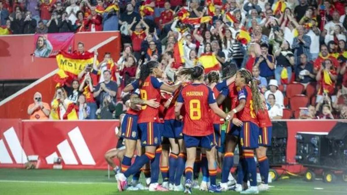 Mallorca feiert seine Fußballerinnen: Spanien glänzt im Stadion Son Moix gegen England