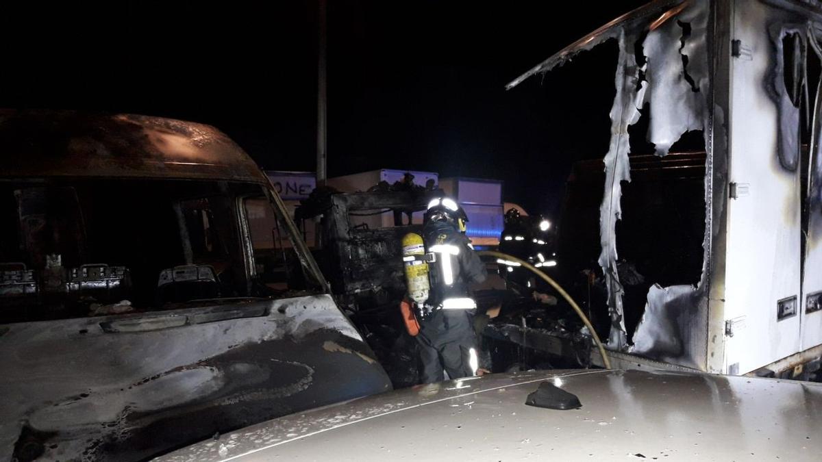 L’incendi d’una furgoneta a Barcelona afecta vuit vehicles