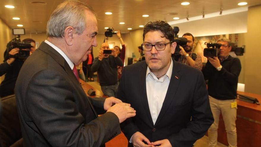 Miguel Sánchez y Rafael González Tovar se saludaron ayer en la Asamblea Regional. Hoy se reúnen en el hotel Floridablanca.