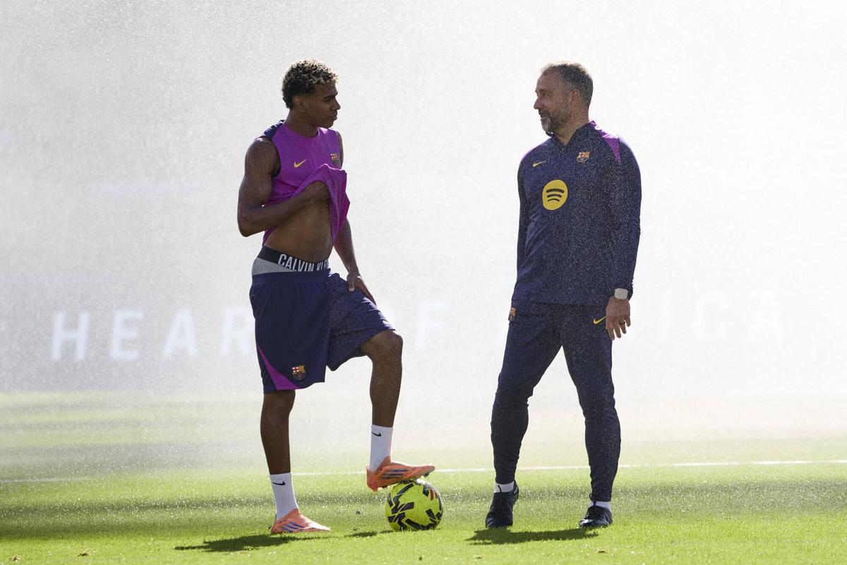Lamine Yamal y Hansi Flick durante el entrenamienro de puertas abiertas del Spotify Camp Nou el 7 de noviembre de 2025