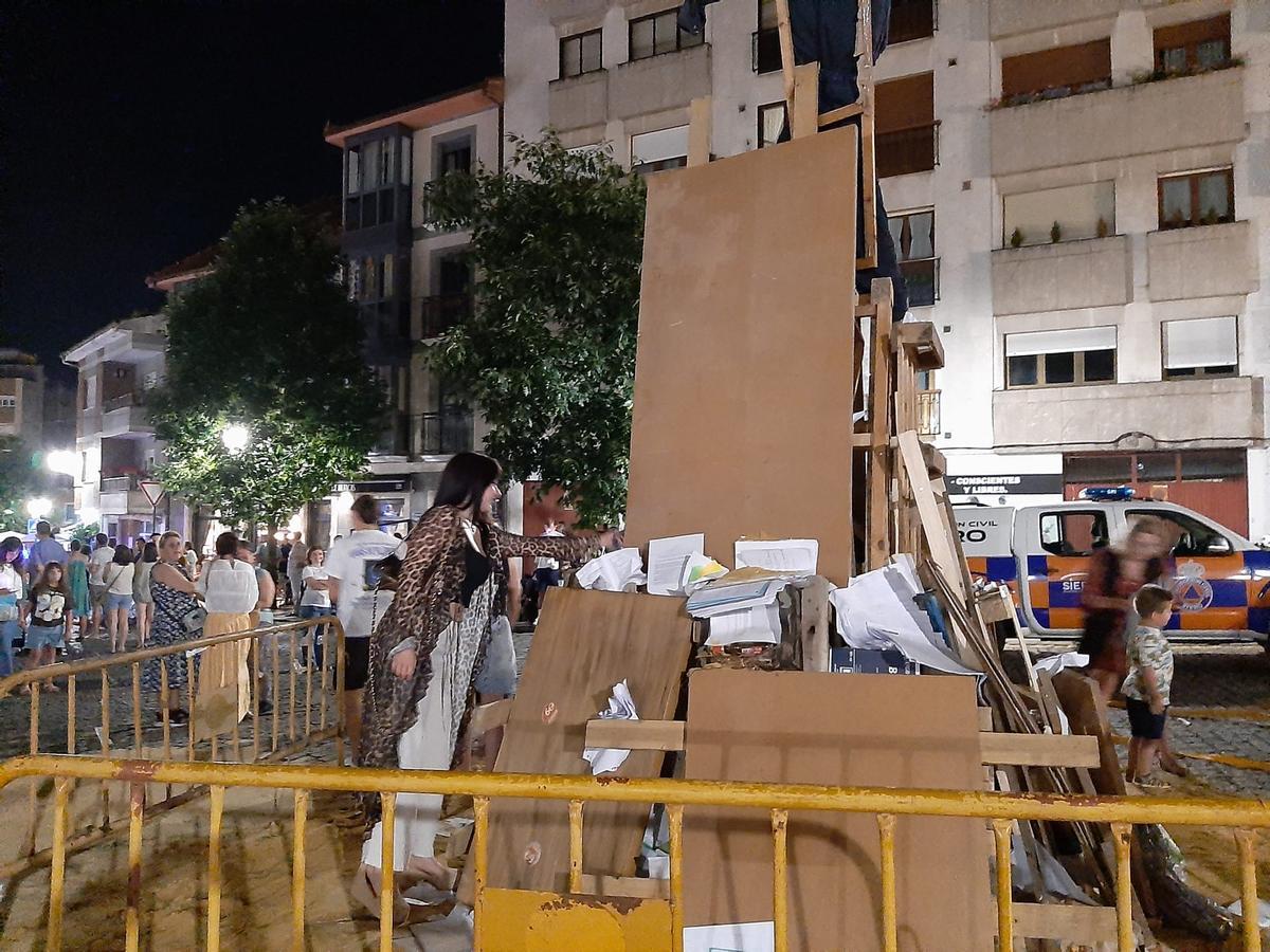 Los solteros plantan el álamo por San Juan en la Pola
