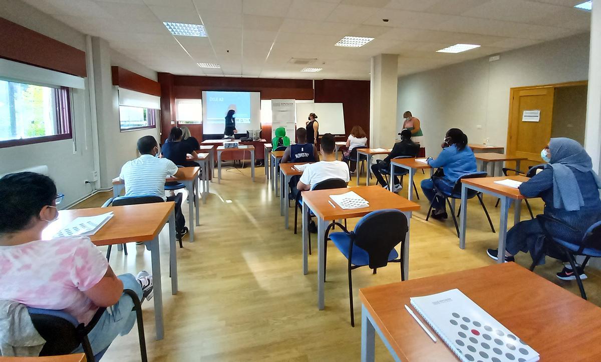 Clases de español para inmigrantes impartidas en el Centro Príncipe Felipe de la Diputación en Pontevedra.