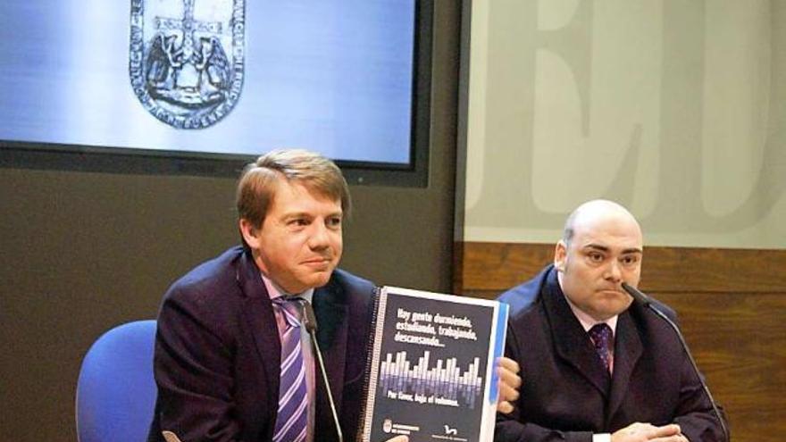 José Almeida, con uno de los carteles que se pondrán fuera de los establecimientos, y Agustín Iglesias Caunedo.