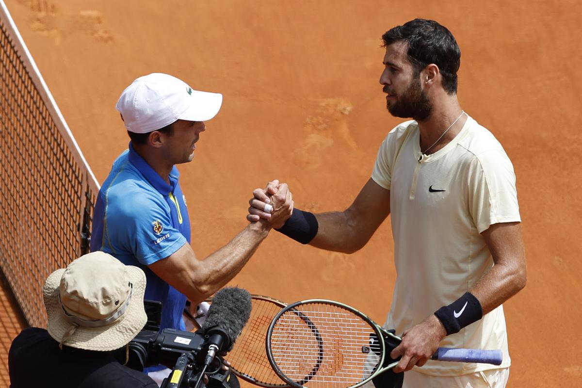 Bautista y Khachanov se saludan