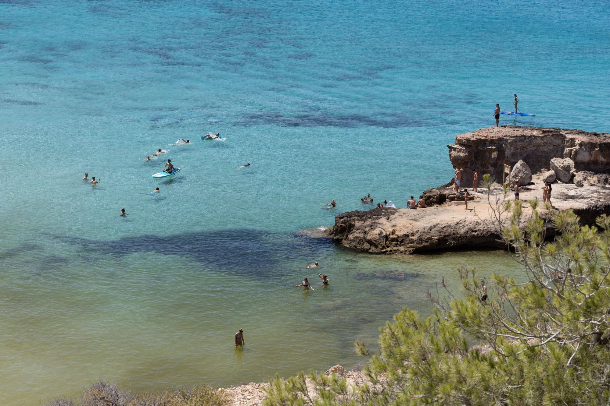 Aquí están todas las fotos de la instalación de bombas para evitar manchas de microalgas en Cala Tarida