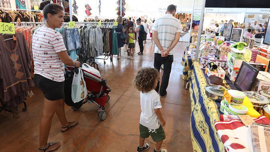 Feria de comercio y artesanía en el Recinto Ferial.