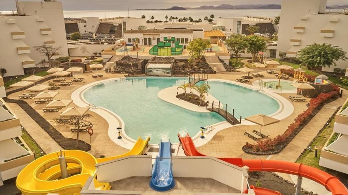 El Dreams Lanzarote Playa Dorada es el hotel favorito de los más pequeños, con una piscina con toboganes,