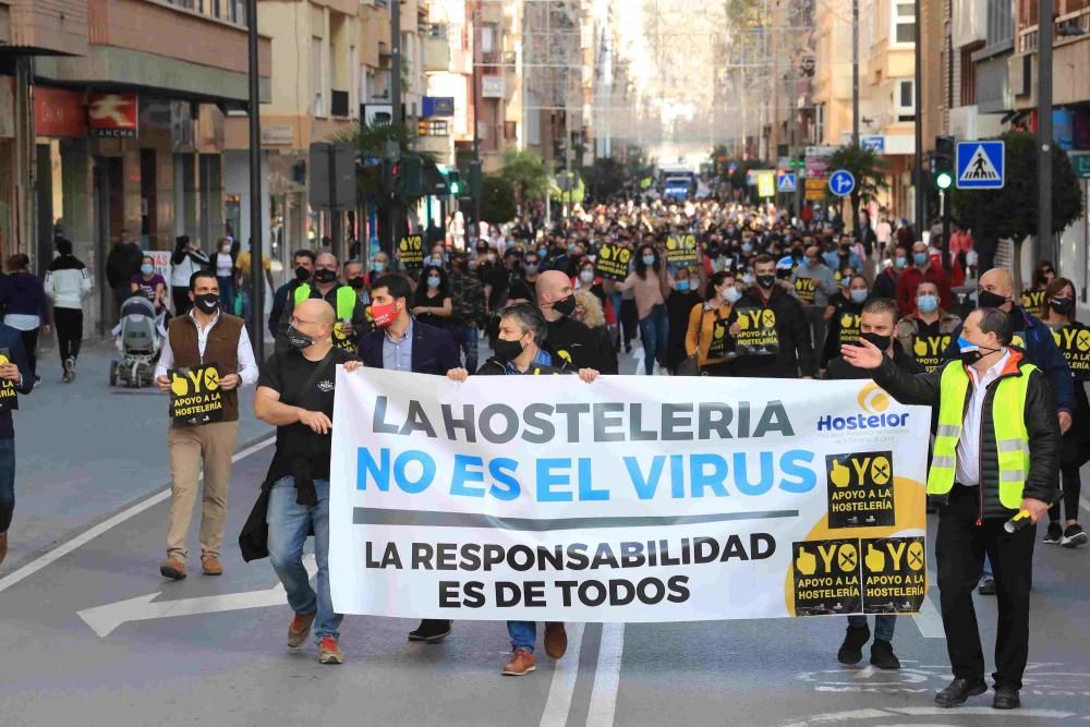 Hosteleros colapsan el centro de Lorca reclamando la apertura de sus negocios