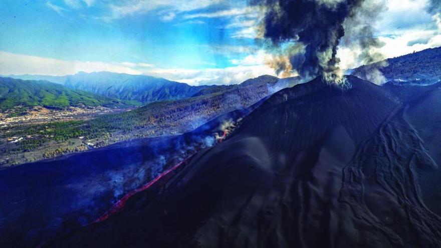 El volcán de Cumbre Vieja emite una columna de piroclastos y humo negro. |   // LP