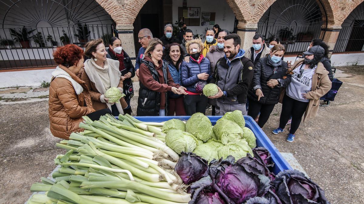 Entrega de alimentos en la parroquia del Espíritu Santo de Cáceres.