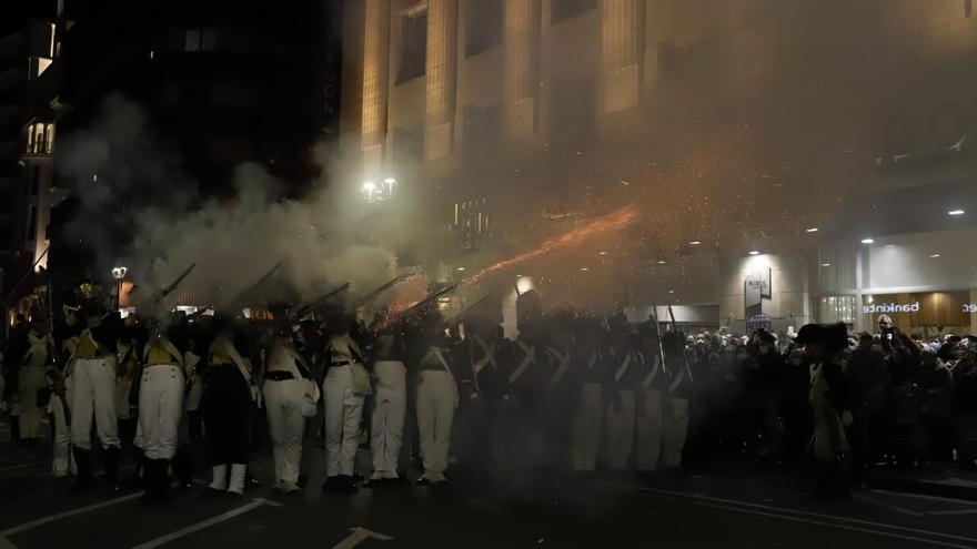 Miles de personas contemplan la resistencia de los zaragozanos ante las tropas francesas en el Primer Sitio