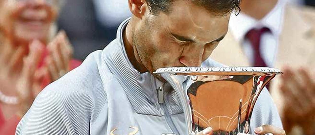 Nadal besa el trofeo de su octavo torneo de Roma.