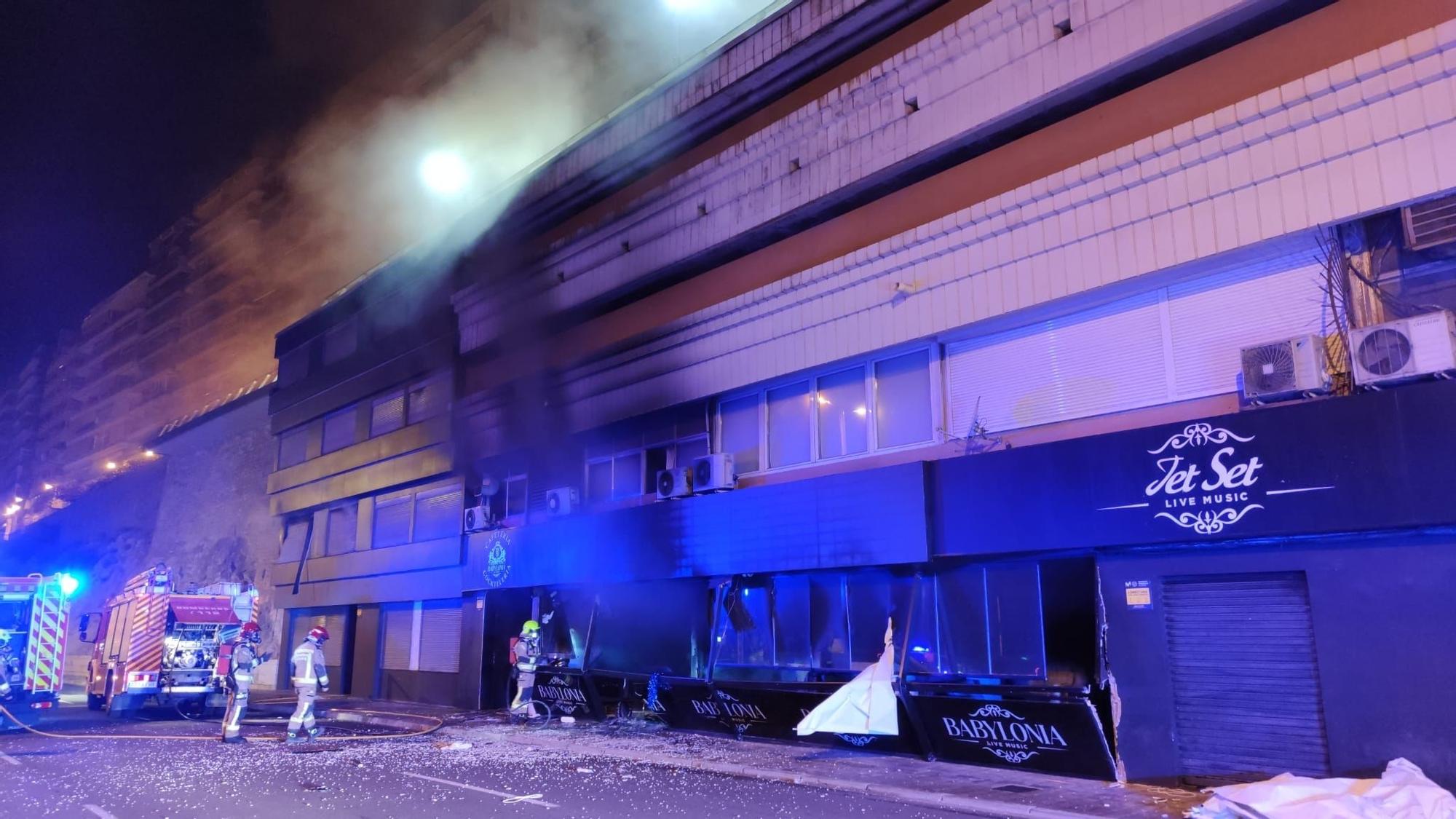 Investigan un incendio en una discoteca y un hotel de Alicante