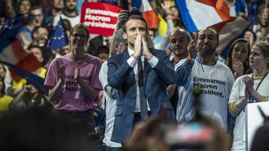 Macron tira de humor para desmentir los rumores sobre su homosexualidad