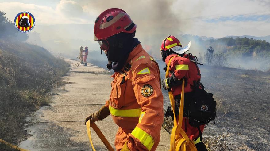 El incendio de Montitxelvo obliga a suspender las clases en seis municipios