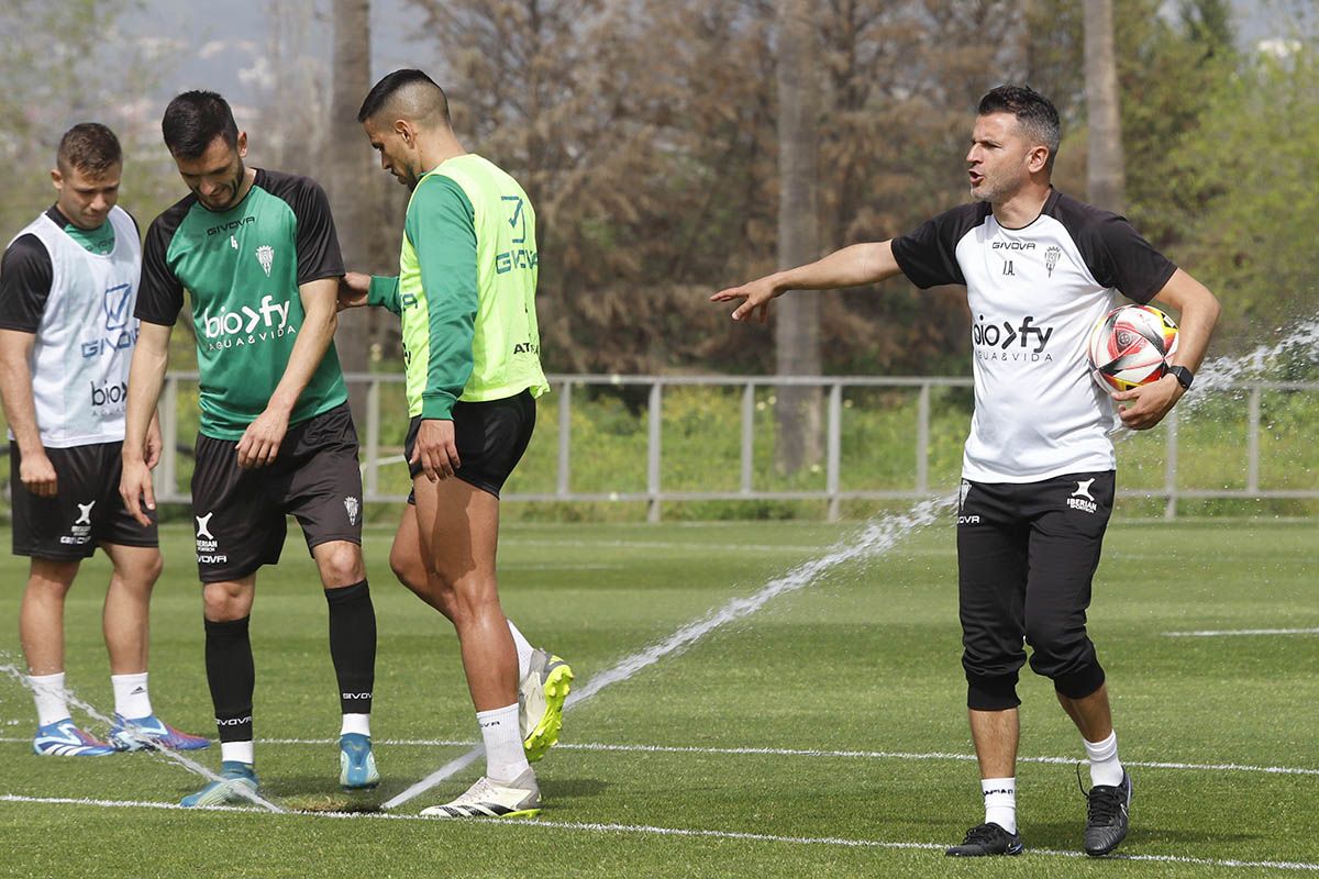 El Córdoba CF y su gran ambiente en el entrenamiento, en imágenes