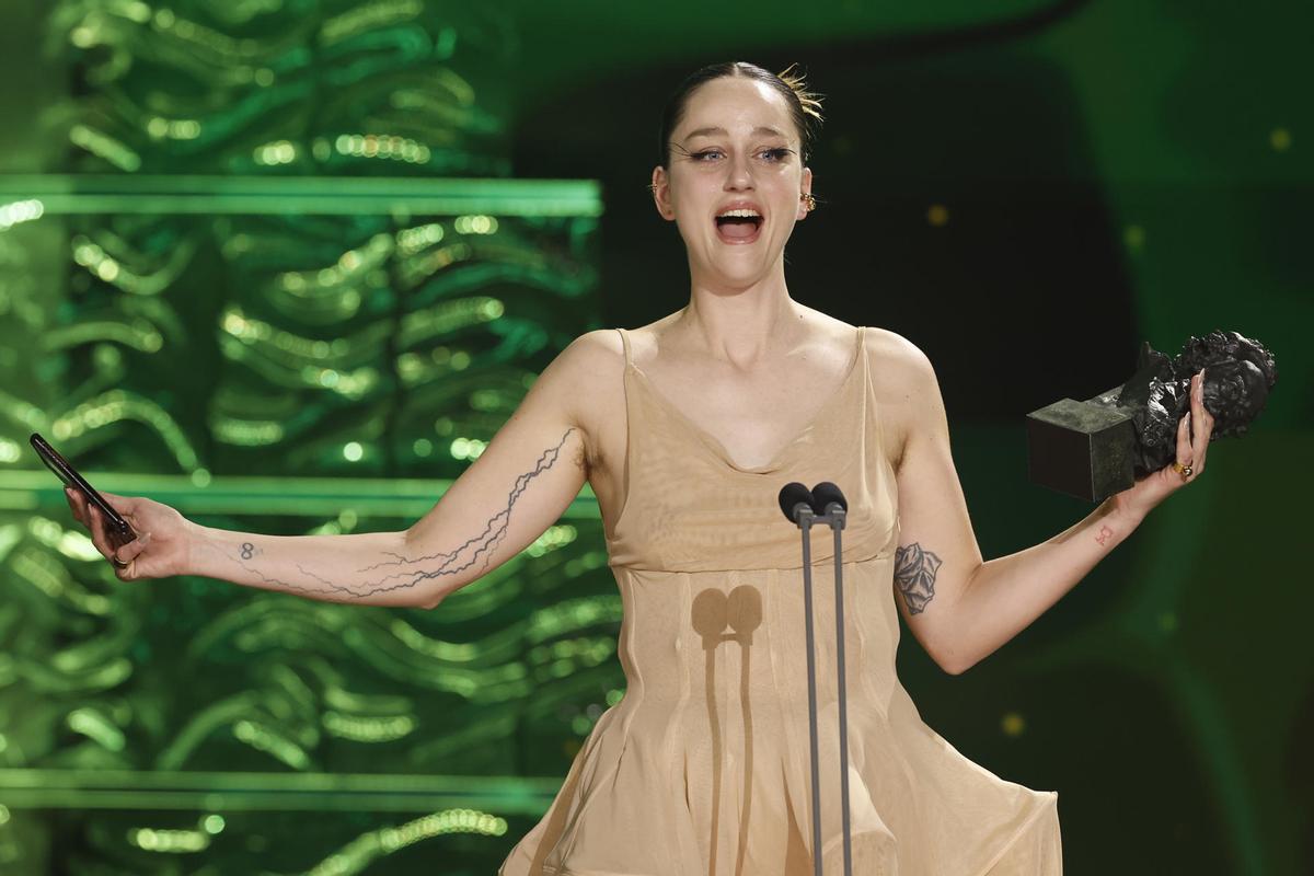 La actriz Laura Weissmahr tras recibir el Goya a Mejor Actriz Revelación por su trabajo en ´Salve Maria´.jpg