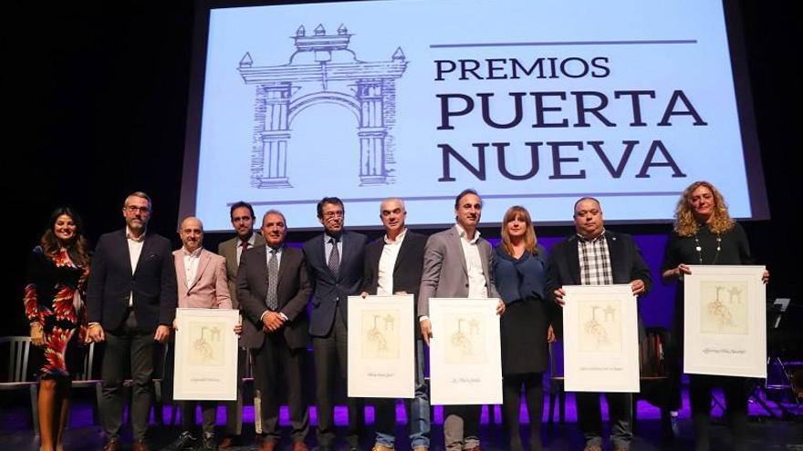 Foto de familia de los reconocidos en los Premios Puerta Nueva.