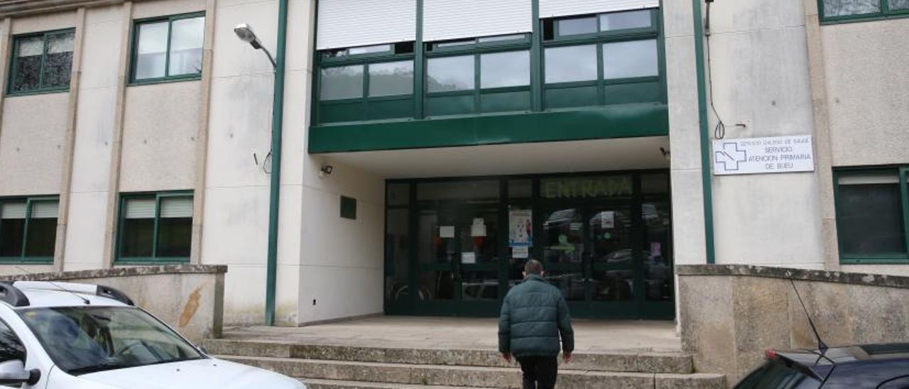 Una persona accede ayer al centro de salud de Bueu. | // SANTOS ÁLVAREZ