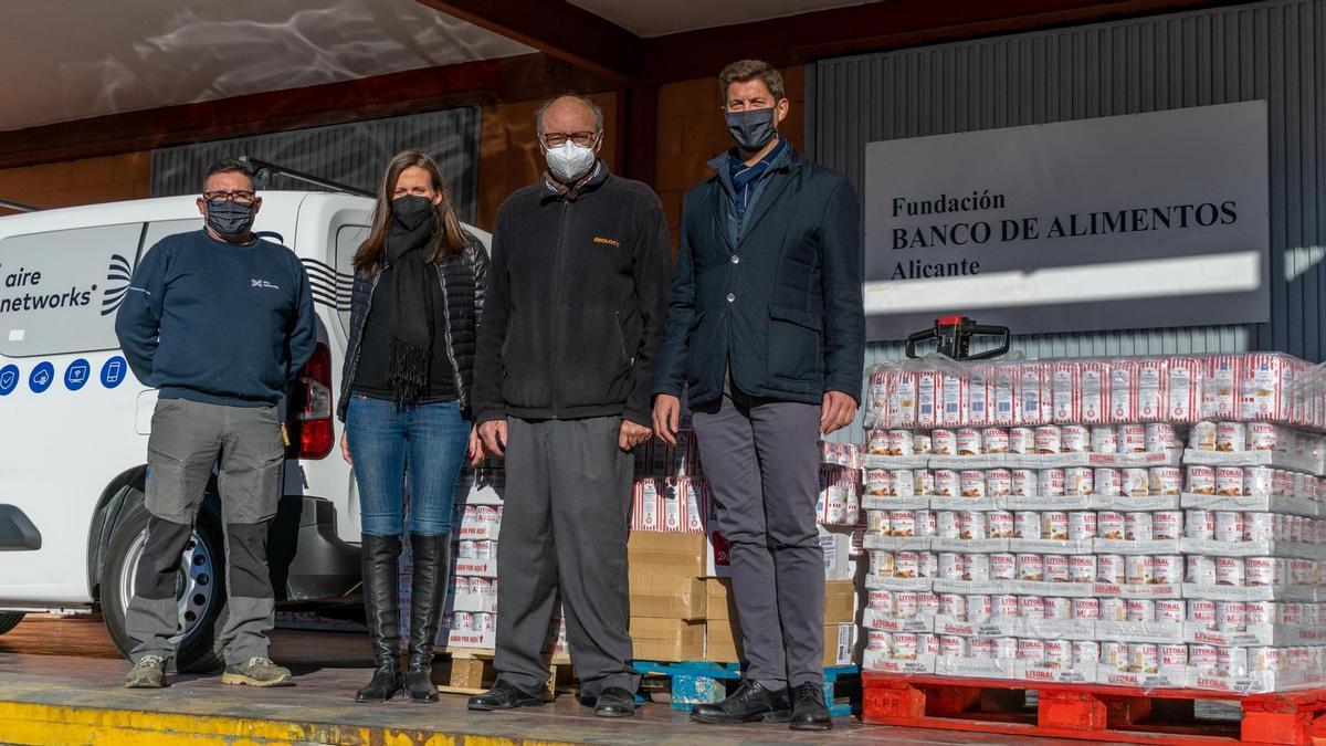 Representantes de Aire Networks con el director del Banco de Alimentos de Alicante.