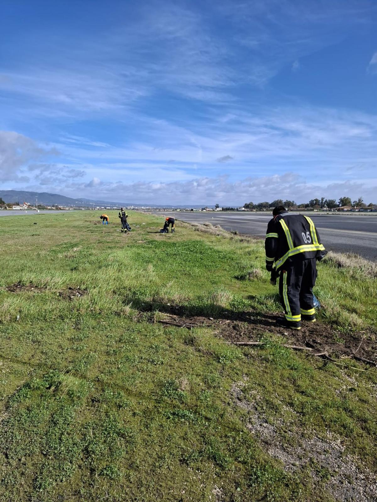 Trabajos de limpieza ejecutados por Aena en el aeropuerto de Córdoba.