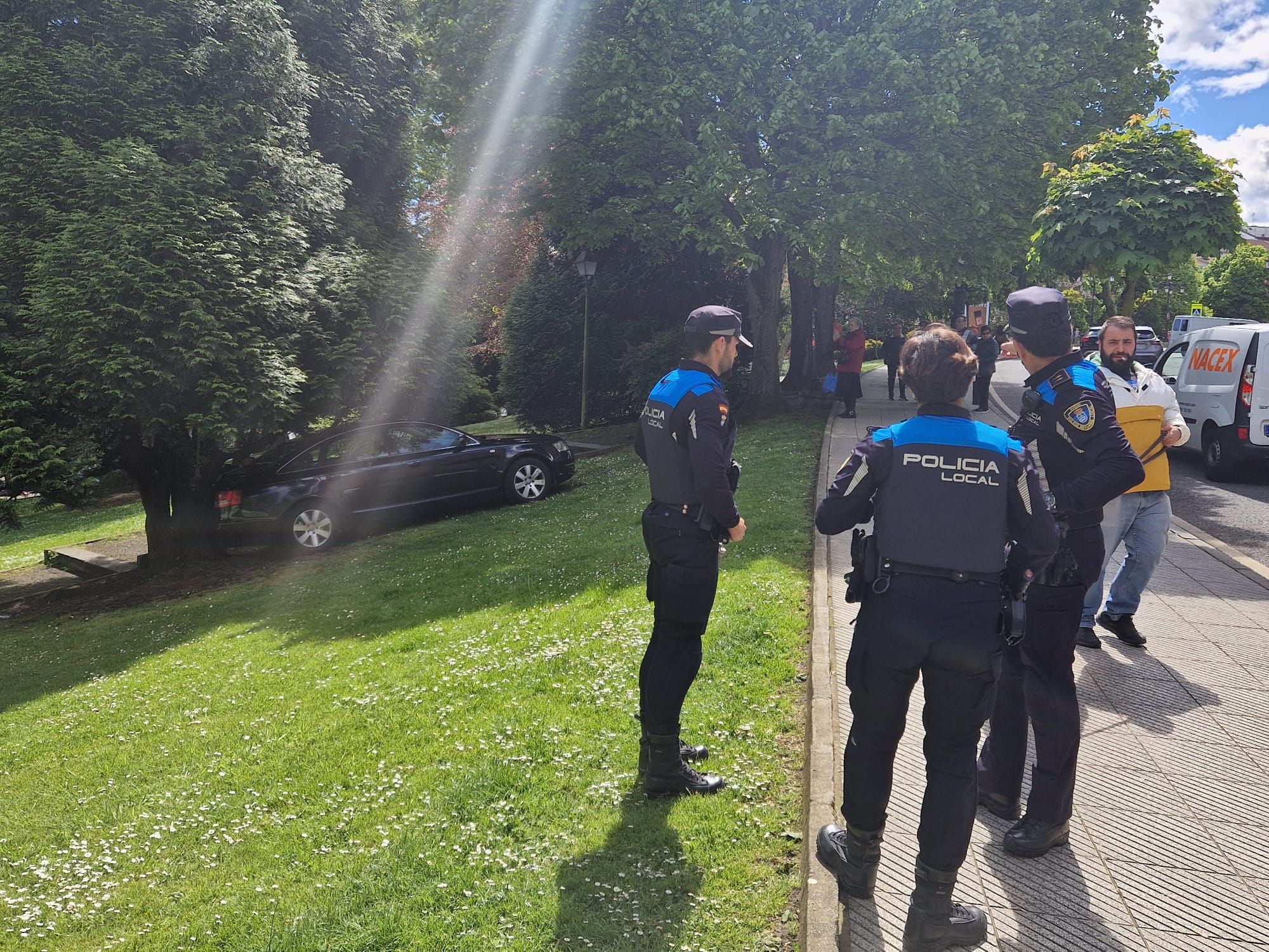 EN IMÁGENES: Un coche irrumpe en uno de los parques más conocidos de Oviedo para sorpresa de los peatones