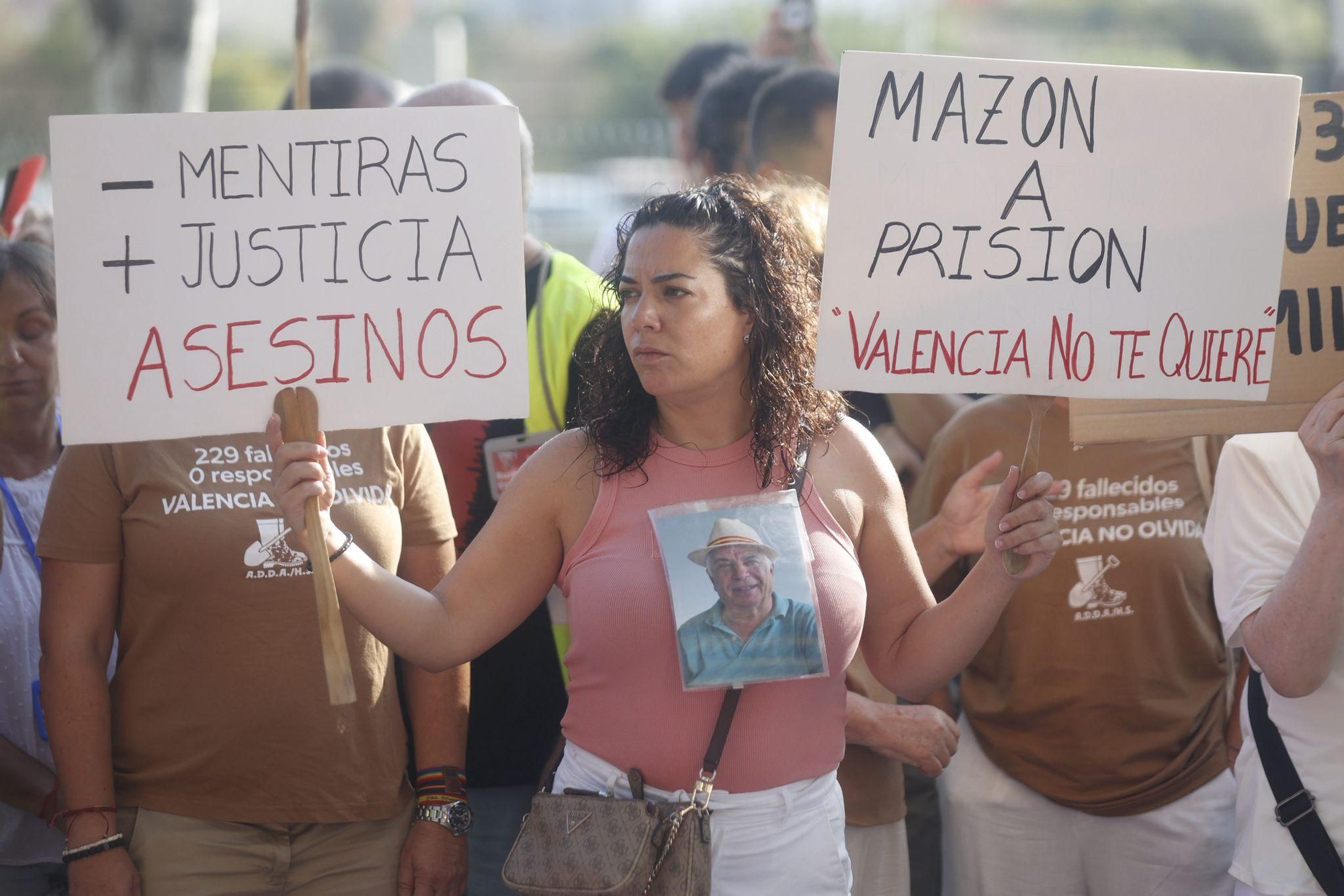 La novena manifestación contra Mazón por la gestión de la dana desde Catarroja, en imágenes