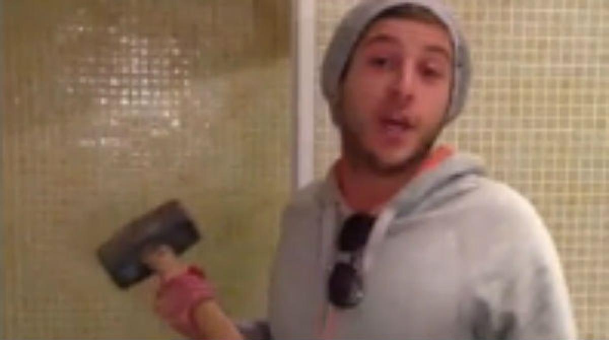 Un noi francès destrossa un pis perquè el propietari no li torna la fiança.