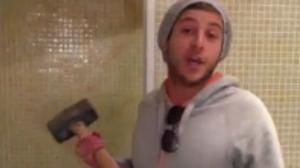 Un noi francès destrossa un pis perquè el propietari no li torna la fiança.